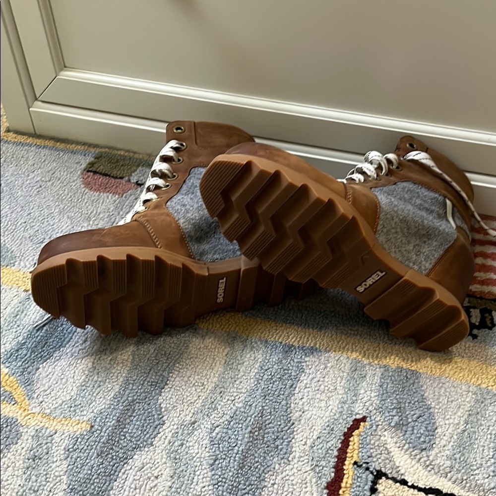 Sorel Brown Lace Up Boots with Classic Design - Picture 3 of 6